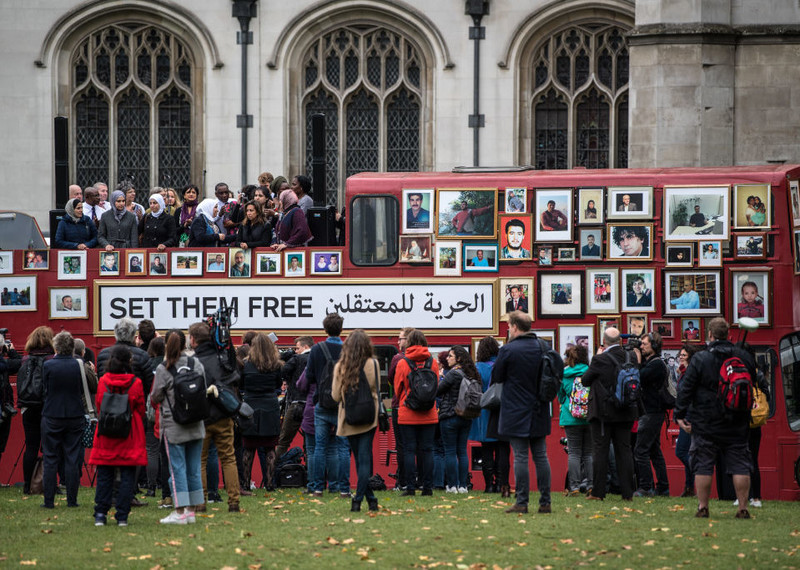在英國倫敦議會廣場舉行的「Families for Freedom」示威活動中，包括一群敘利亞女性在內的人們站在雙層巴士上，展示了失蹤的敘利亞人的照片。此次示威活動是由女性所領導的爭取敘利亞失蹤人士權利運動的一部分。© Carl Court/Getty Images