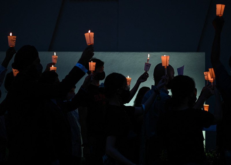 社運人士參加燭光晚會，抗議馬來西亞公民Nagaenthran K. Dharmalingam即將被處決。他因在新加坡販運海洛因而被判處死刑。© AFP via Getty Images