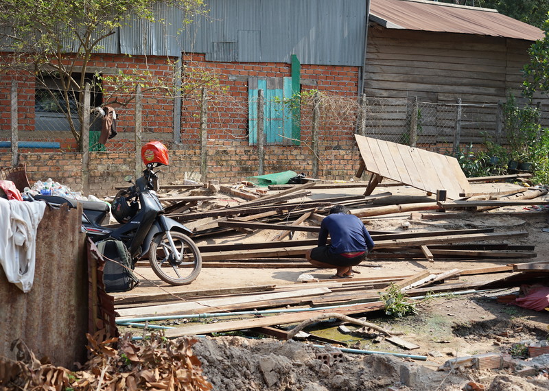 照片來自國際特赦組織2023年3月前往柬埔寨暹粒的研究任務，國際特赦組織認為吳哥窟寺廟的「自願」驅逐是被迫的。政府聲稱需要將居民遷出以保持該遺址作為世界遺產的地位。這張照片顯示一名男子正在拆除自己的房屋以便搬到搬遷地點。© Amnesty International