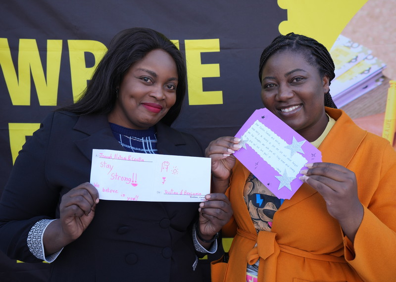 喬安娜・馬蒙貝和瑟希莉亞・欽比里收到來自寫信馬拉松倡議行動的信件。© Amnesty International Zimbabwe