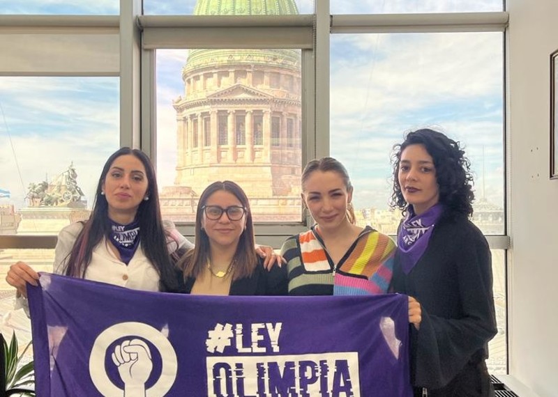 阿根廷國會批准了《奧林匹亞法》，該法旨在防治網路性暴力及追究加害人責任。此新法以奧林匹亞・可拉爾・梅洛（Olimpia Coral Melo）（左二）命名，她是一位積極的社運人士，長期為女性能享有無暴力數位空間而倡議。© Amnesty International Argentina