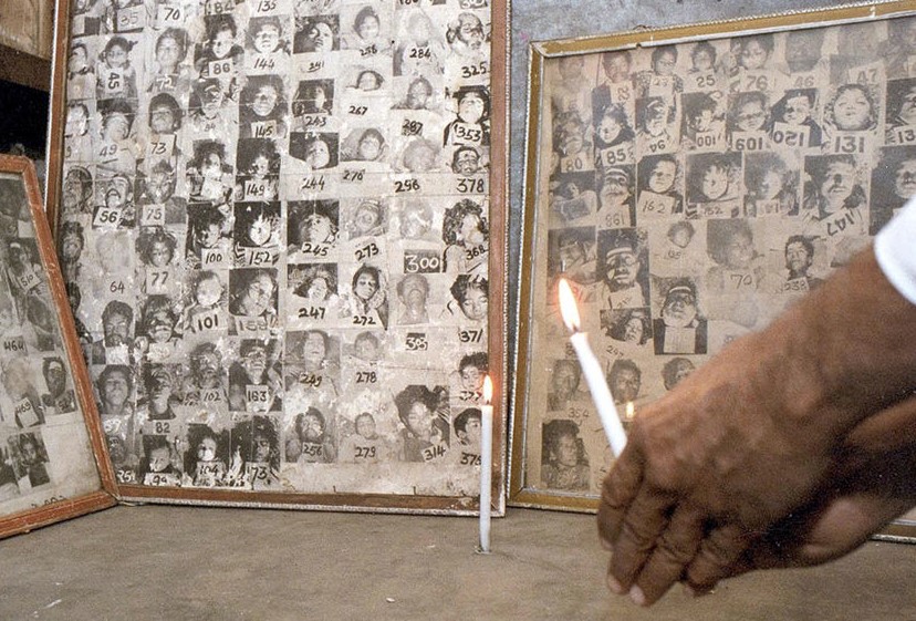 一名倖存者在因致命氣體洩漏而迅速死亡的數千人的肖像前點燃蠟燭。在此事件中，約有2萬2,000人過早死亡，超過50萬人遭受永久性傷害。