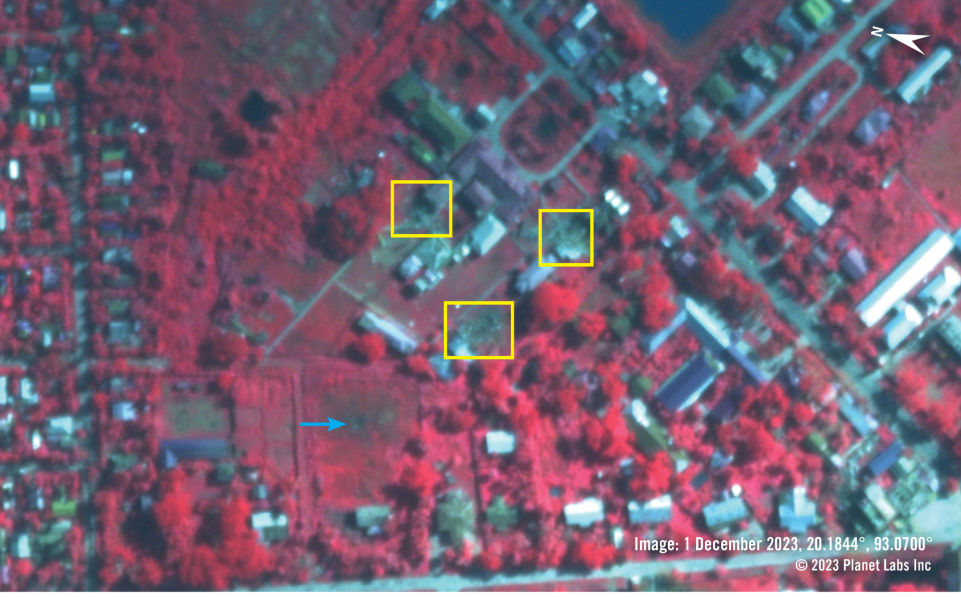 2023年12月1日，報導中的醫院區域的假色近紅外線衛星影像。健康的植被呈現紅色，不健康或燒毀的植披呈現較深的黑色或棕色。黃色方塊標記的區域為近期受損的建築。藍色箭頭則是指向直徑約4公尺的大坑洞。