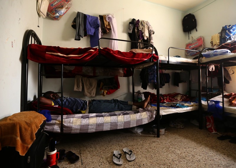 卡達移工的住處通常非常擁擠，10個人被迫擠在同一間房間。© AFP via Getty Images