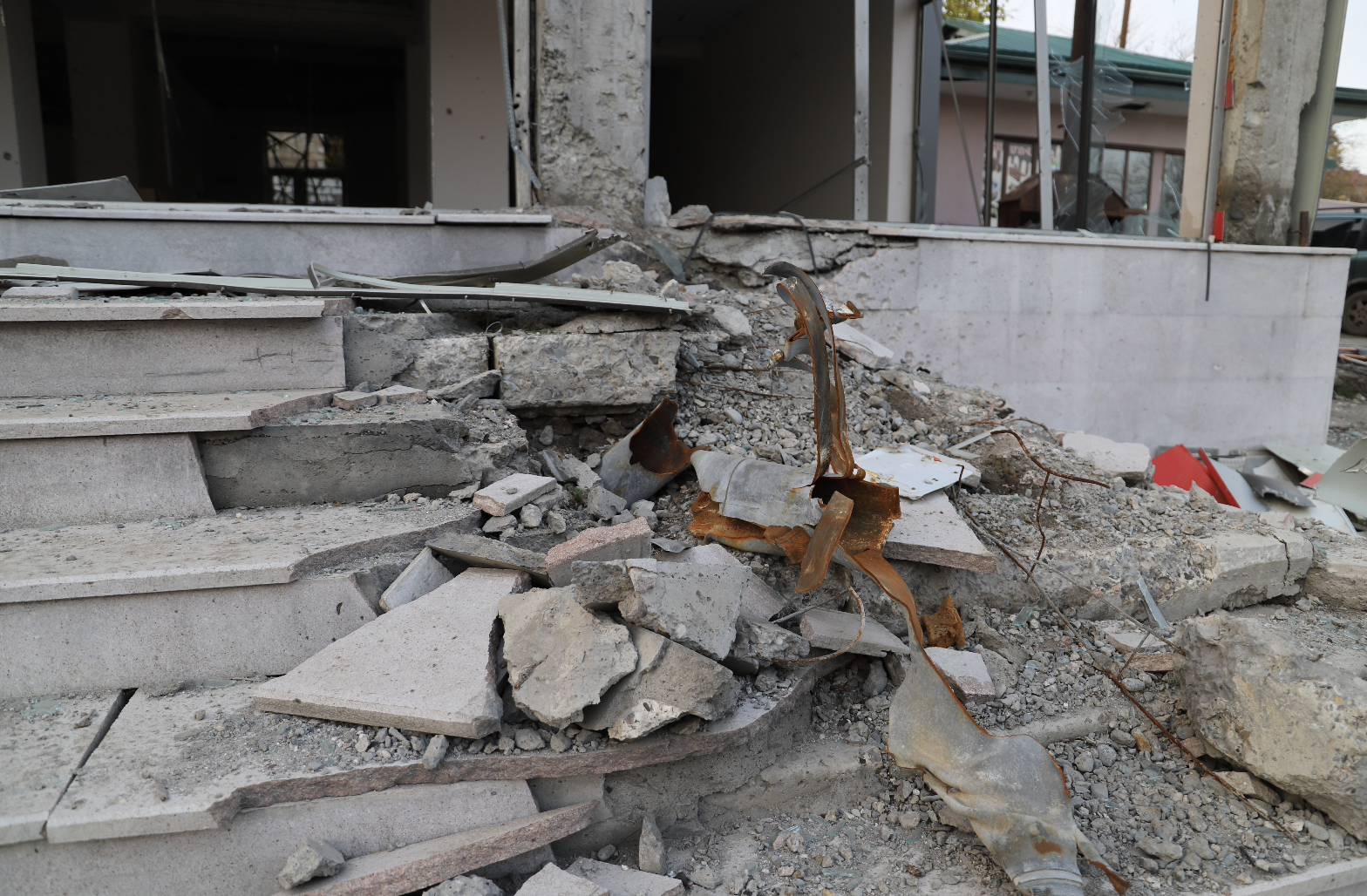  Khachatran一家三口於2020年9月30日在MARTAKERT遇害的商店對面的一棟建築物的台階上，埋藏著 亞塞拜然部隊發射的一枚「冰雹」火箭彈殘骸